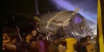 Segundo a imprensa local, a fuselagem da aeronave se partiu em duas quando o avião ultrapassou a pista de pouso