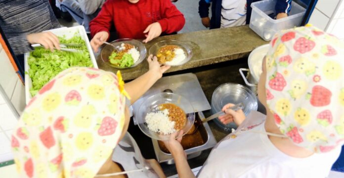 4,2 mil cozinheiras escolares foram demitidas em São Paulo