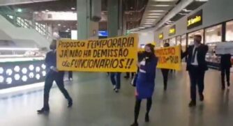 Os manifestantes exibiram cartazes contra a demissão