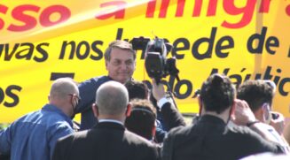 Populares se acotovelaram para flagrar chegada do presidente durante esta sexta-feira
