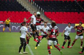 Filipe Luís, na pequena área, tentou afastar, mas marcou contra no primeiro tempo