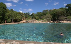 Piscina Pedreira, no Parque Nacional de Brasília, também conhecido como Água Mineral, possui 42 mil hectares