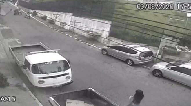 Um vídeo gravado por câmera de segurança mostra Rogério pilotando a moto