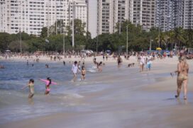 Apesar de proibida, tem sido comum a presen&ccedil;a de muitas pessoas nas areias das praias do Rio