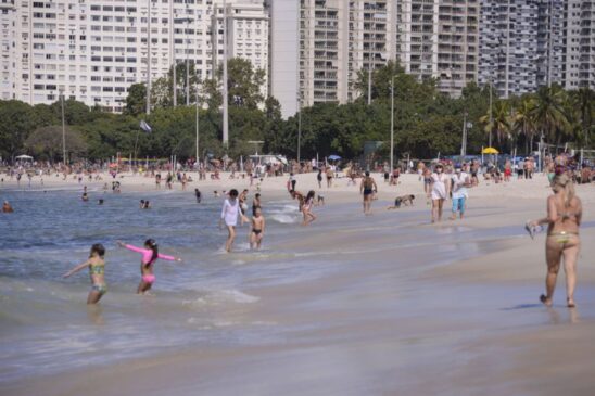 Apesar de proibida, tem sido comum a presença de muitas pessoas nas areias das praias do Rio