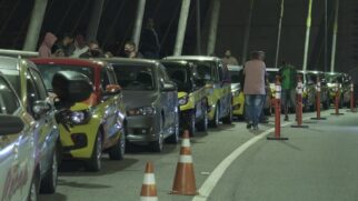 Cerca de 30 carros formaram uma fila no acostamento da ponte