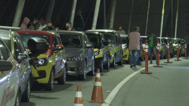 Cerca de 30 carros formaram uma fila no acostamento da ponte