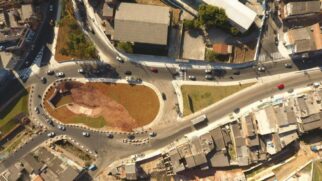 Ele foi construído em uma área que era ocupada por moradias irregulares, conhecida como "Ilha Pequini"