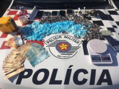 Policiais também apreenderam armas, munições e celulares