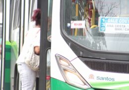 Falta de dispensers e lotação em ônibus de Santos foram argumentos de vereador em denúncia