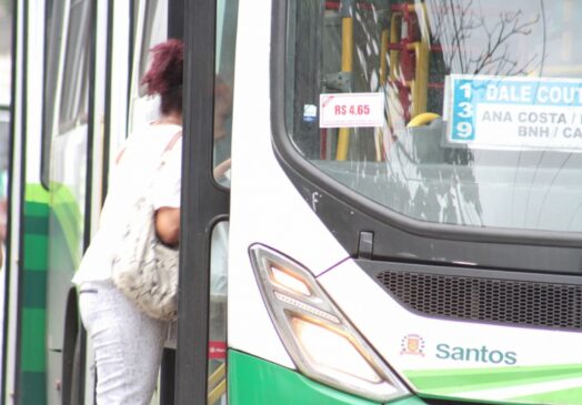 Falta de dispensers e lotação em ônibus de Santos foram argumentos de vereador em denúncia