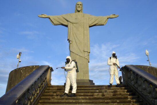 Nesta quinta-feira (13), o Cristo Redentor passou por desinfecção