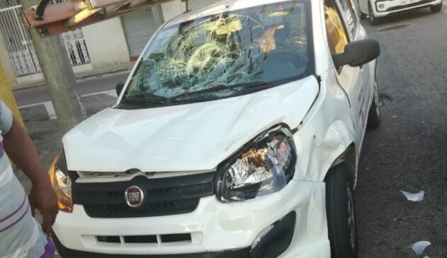 Acidente entre carro e moto deixa jovem ferido em Jundiaí