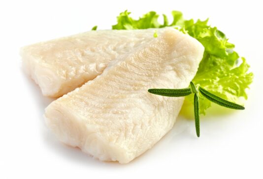 File de peixe em fundo branco