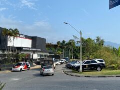 Viaturas da Polícia Civil paradas em frente à Prefeitura de Ilhabela