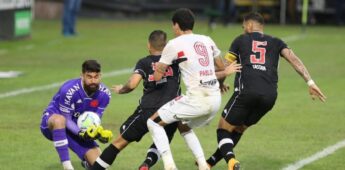 Fernando Miguel faz defesa contra o São Paulo