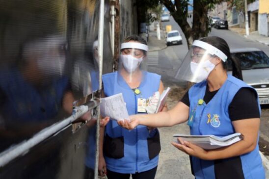 Os pacientes são monitorados remotamente ou através de visita domiciliar a cada 24 horas