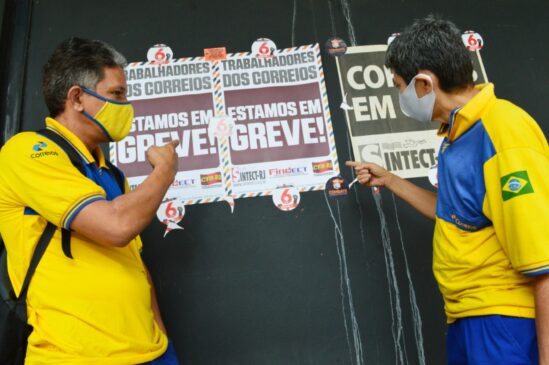 Protesto realizado por profissionais dos Correios no centro do Rio de Janeiro, nesta terça-feira (18).