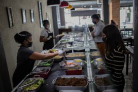 Clientes almoçam em restaurante self service após coronavírus