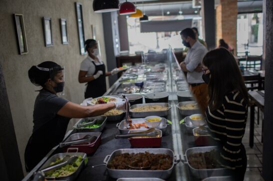 Clientes almoçam em restaurante self service após coronavírus