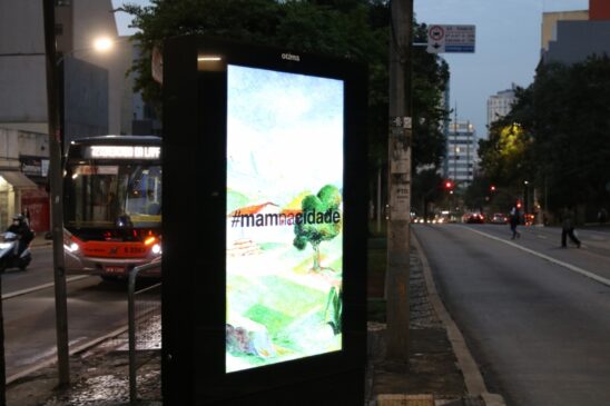 Serão disponibilizados QR Codes ao lado das projeções, facilitando o acesso por aparelhos celulares