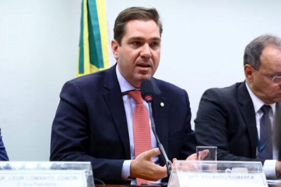 O deputado Eduardo Bismarck (PDT-CE) é o autor da proposta