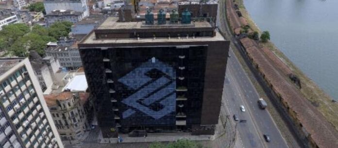 A assessoria do Banco informou que não comenta assuntos particulares de seus funcionários