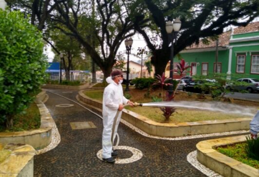 Funcionário de Tietê realizando o serviço de desinfecção da cidade