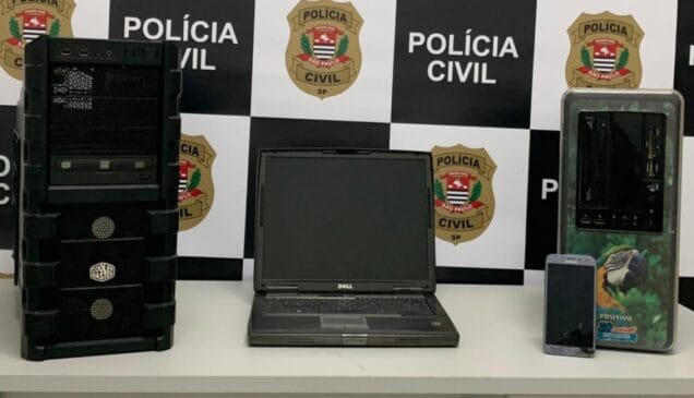 Foram apreendidos dois computadores, um notebook e um celular; todos os eletrônicos foram encaminhados à perícia da cidade