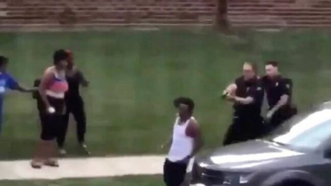 Vídeo mostra Jacob Blake sendo levado até um carro enquanto é seguido por dois policiais