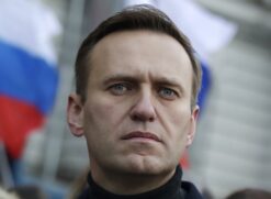 O russo Alexey Navalny, de 44 anos, opositor de Vladimir Putin, passou mal durante um voo para Moscou e segue internado