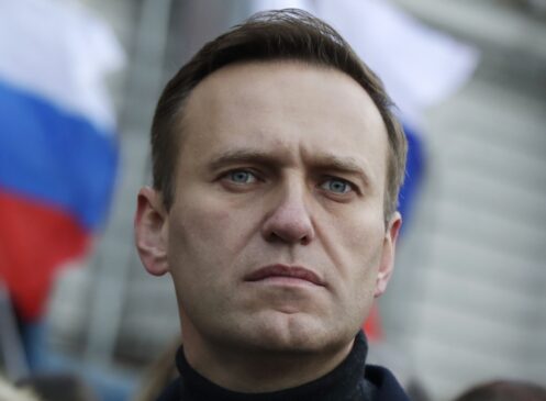 O russo Alexey Navalny, de 44 anos, opositor de Vladimir Putin, passou mal durante um voo para Moscou e segue internado
