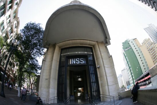 Atendimento presencial foi suspenso em março deste ano; a retomada estava prevista para ontem, mas foi prorrogada