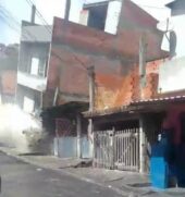 Pelas imagens, é possível ver que, após desabar, a casa atingiu a estrutura de duas casas vizinhas, sendo que uma ficou bastante danificada