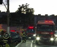 De acordo com o Corpo de Bombeiros, o motorista perdeu o controle e bateu em um poste por volta das 5h