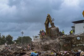 Equipes de resgate trabalham nesta terça-feira em meio aos escombros do prédio de cinco andares que desabou na Índia