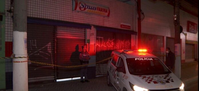 De acordo com a polícia, a loja estava encerrando o expediente quando três homens entraram e anunciaram o assalto