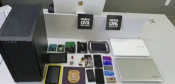 Cartões e computadores apreendidos durante a operação policial