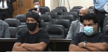 Ronaldinho Gaúcho e seu irmão Roberto de Assis Moreira durante audiência