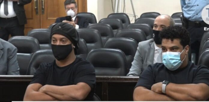 Ronaldinho Gaúcho e seu irmão Roberto de Assis Moreira durante audiência