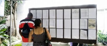 Pessoas procuram emprego em mural de vagas em São Paulo