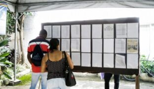 Pessoas procuram emprego em SP