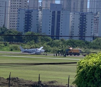 O avião continuava parado na pista até as 11h e deve ser removido pelo proprietário