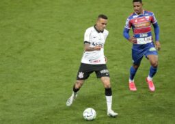 O Corinthians começou o jogo com velocidade e apostando na dobradinha Sidcley e Léo Natel na esquerda