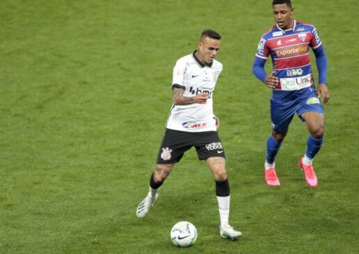 O Corinthians começou o jogo com velocidade e apostando na dobradinha Sidcley e Léo Natel na esquerda