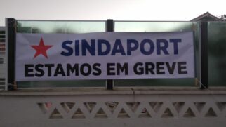 Faixas colocadas em frente à sede da Cia Docas de São Sebastião