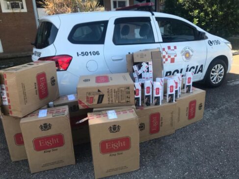 Na residência, a Polícia Militar encontrou 13 caixas com 650 pacotes de maço de cigarro, sem nota fiscal e com origem do Paraguai