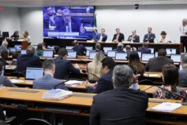 A Comissão Mista de Orçamento (CMO) é integrada por 40 parlamentares (30 deputados e 10 senadores); projeto orçamentário será entregue sem que a Comissão esteja em funcionamento
