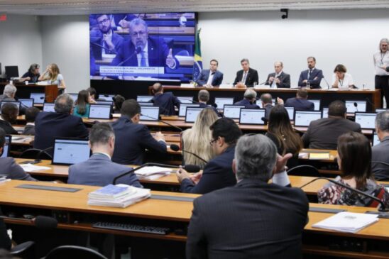 A Comissão Mista de Orçamento (CMO) é integrada por 40 parlamentares (30 deputados e 10 senadores); projeto orçamentário será entregue sem que a Comissão esteja em funcionamento