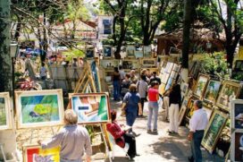 A Feira de Artes e Artesanato completou meio século de atividade em 2019, reunindo no Centro Histórico de Embu artistas e turistas